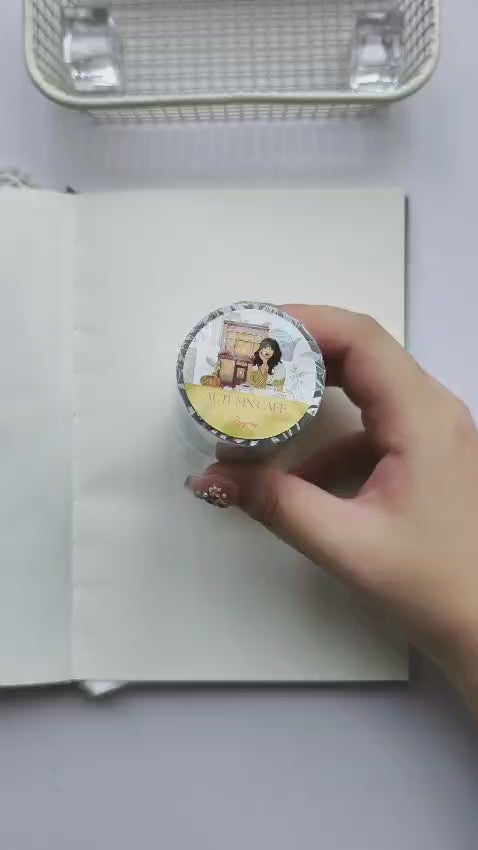 Video demonstrating the use of Autumn Cafe Pre-cut PET Tape in a cozy autumn journal spread, featuring pre-cut transparent stickers with cafés, coffee cups, books, pumpkins, cats, fall foliage, and warm seasonal accents for creative journaling and memory keeping.